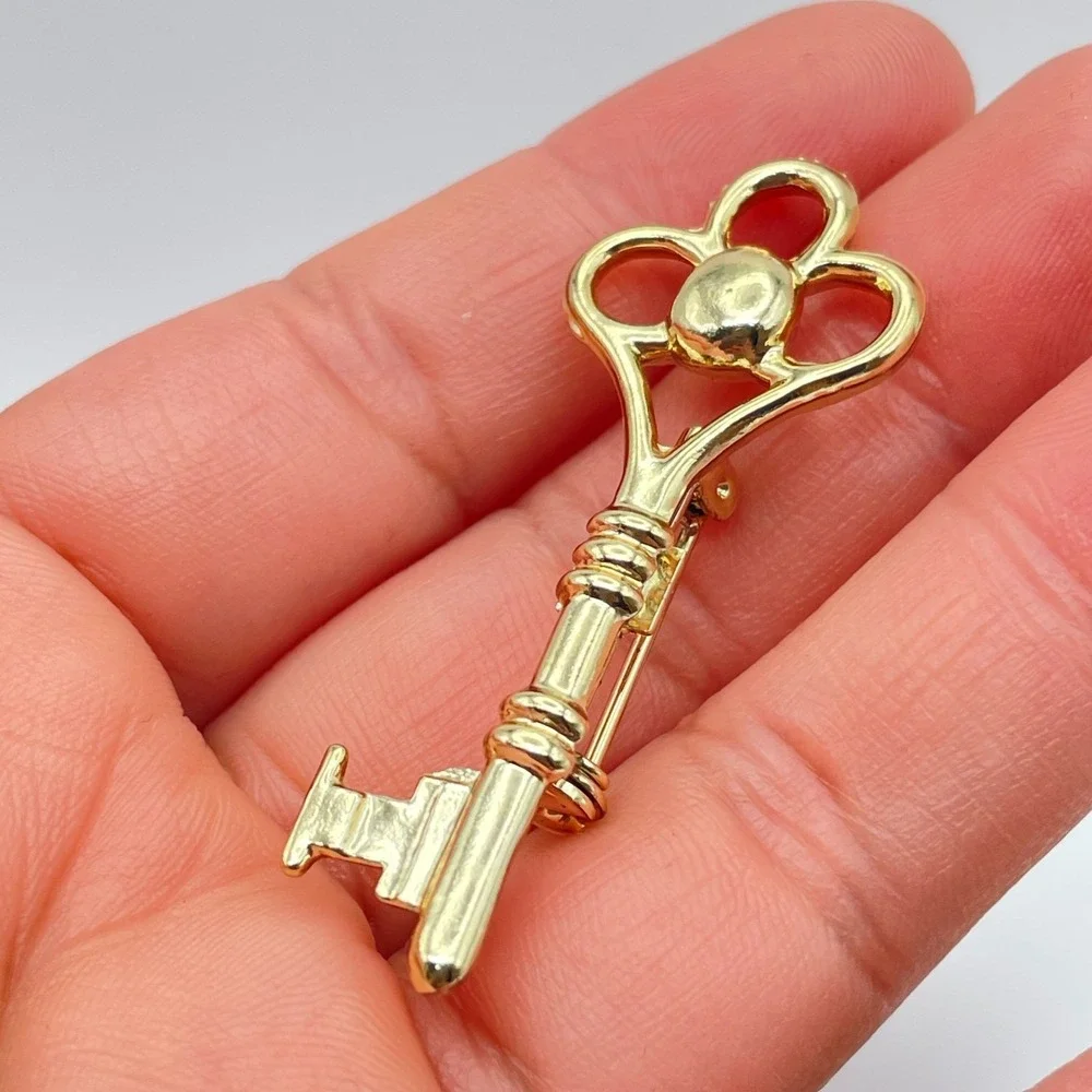 Vintage Gold-Tone Engraved Metal Embellished Skeleton Key Roll-Over Brooch Pin